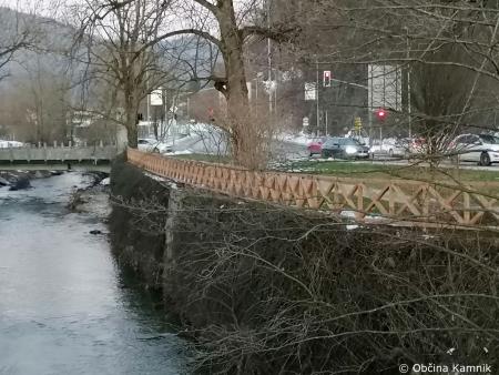 Zamenjan dotrajan del lesene ograje ob Nevljici (2)